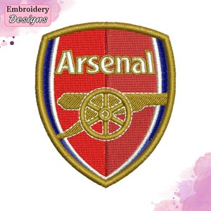 Op de afbeelding: Geborduurde patch met het Arsenal-logo. Het ontwerp bevat een rood schild met het woord "Arsenal" in het wit, een gouden kanon en gouden en blauwe randen. De woorden "Embroidery Designs" staan in de linkerbovenhoek.
