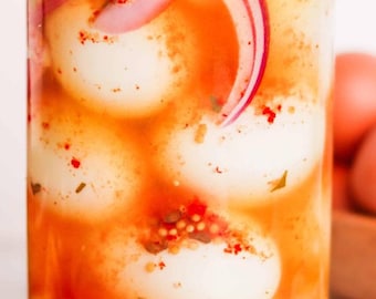 Huevos encurtidos especiales de Jamaica, muchas opciones, cajún, jalapeño, curry, huevos especiales caribeños. Saborea la isla.