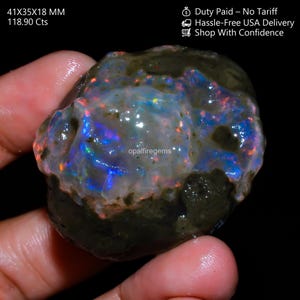 Opale di grandi dimensioni, opale etiope di qualità, pietra preziosa grezza dalla forma particolare, ideale per la creazione di gioielli, dimensioni 41x35x18 mm, codice SS-359.