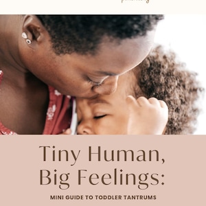 Op de afbeelding: Een persoon kust zachtjes het voorhoofd van een kind. De afbeelding bevat de tekst "Tiny Human, Big Feelings: MINI GUIDE TO TODDLER TANTRUMS" en het logo "RAY of SUNSHINE parenting". Het kleurenpalet is zacht, met de nadruk op verbinding en zorg.