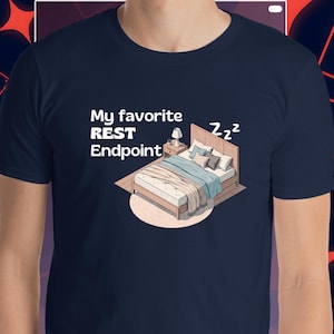 Könnte beinhalten: Marineblaues T-Shirt mit dem Text "My favorite REST Endpoint" und einer Illustration eines Bettes mit Kissen, einer Decke und einem Nachttisch. Das Design enthält das Geräusch "Zz" über dem Bett.