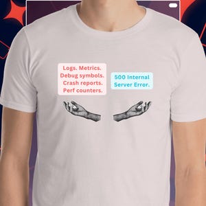 Può includere: T-shirt bianca con un design grafico con testo in riquadri rossi e blu. Il riquadro rosso elenca "Logs. Metrics. Debug symbols. Crash reports. Perf counters." Il riquadro blu dice "500 Internal Server Error." Sotto ci sono due mani.