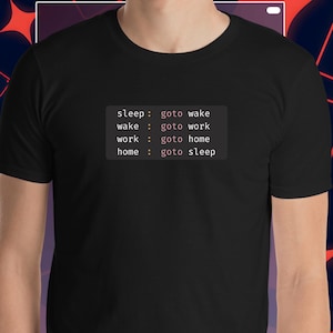 Könnte beinhalten: Schwarzes T-Shirt mit dem Text "sleep : goto wake, wake : goto work, work : goto home, home : goto sleep" in einem rechteckigen Feld. Das T-Shirt hat einen Rundhalsausschnitt.