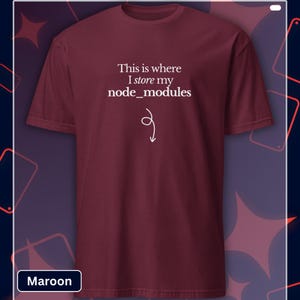 以下が含まれることがあります： 「This is where I store my node_modules」の白文字と下向きの矢印がプリントされた、マルーン色のTシャツ。Tシャツは無地のマルーン色です。