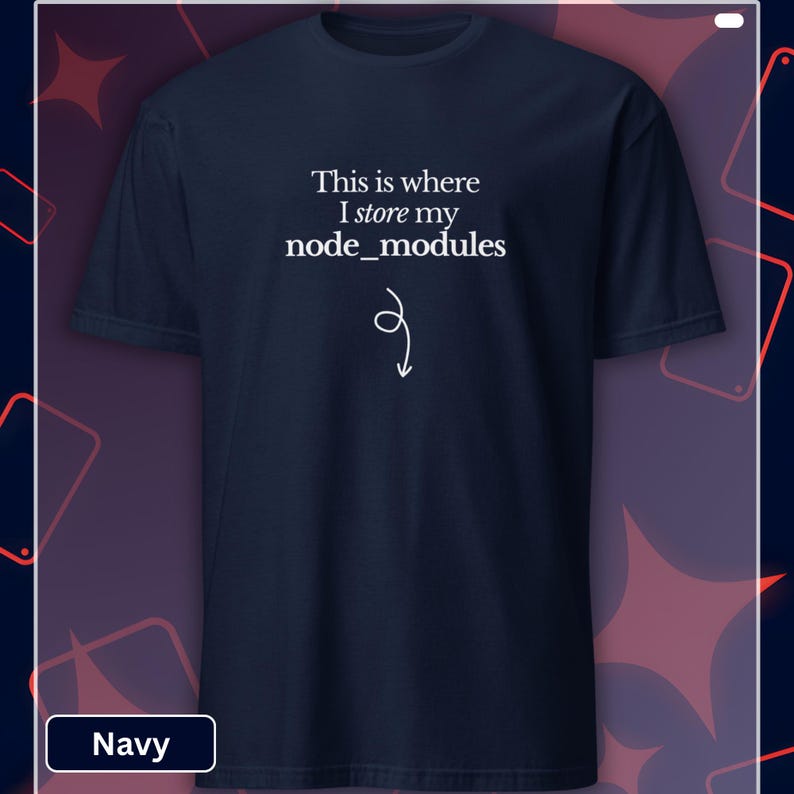 以下が含まれることがあります： 「This is where I store my node_modules」と書かれた白い文字と下向きの矢印がプリントされた、ネイビーブルーのTシャツ。 シャツは無地のネイビー色で、半袖です。