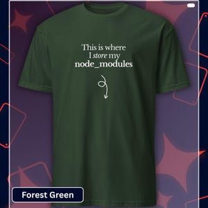 以下が含まれることがあります： 「This is where I store my node_modules」という白文字と下向きの矢印がプリントされたフォレストグリーンのTシャツ。 無地で、クルーネックです。