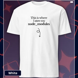 以下が含まれることがあります： 「This is where I store my node_modules」の黒い文字と下向きの曲がった矢印がプリントされた白いTシャツ。半袖のカジュアルスタイルです。