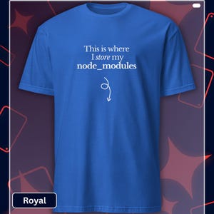 以下が含まれることがあります： 「This is where I store my node_modules」という白文字と下向きの矢印がプリントされた、ロイヤルブルーのTシャツ。 無地で半袖です。