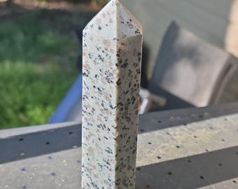 Torre de cristal de jaspe kiwi / Obelisco pulido blanco y negro moteado / Pieza decorativa de 15,9 cm