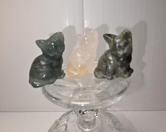Juego de 3 figuras de gatos de piedra, color verde y rosa, talladas y coleccionables.
