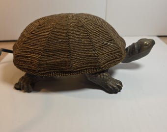 Lampada da tavolo notturna a forma di tartaruga con perline, gambe in metallo e decorazioni in perline di vetro e conchiglie.