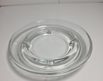 Cinzeiro vintage de vidro transparente de 12,7 cm (5 polegadas), com 4 compartimentos, estilo moderno de meados do século XX, redondo, para charutos, cigarros e tabaco. Feito em vidro prensado grosso e pesado.