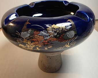 Vintage Japanse kobaltblauwe porseleinen asbak gouden pauw bloemen halverwege de eeuw