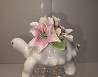 Figura de tortuga de porcelana fina de Staffordshire, Inglaterra, con flores rosas.