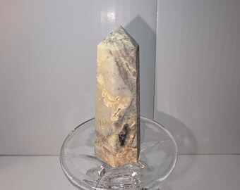 Torre de cristal con bandas color crema y gris / Obelisco de piedra natural pulida / Exhibición de cristal única *Pieza misteriosa