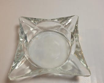 Posacenere quadrato vintage in vetro trasparente pesante da 3,75" con design a stella atomica in stile metà secolo.