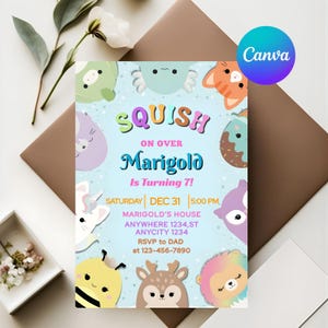 Può includere: Un invito azzurro con il testo "SQUISH ON OVER Marigold Is Turning 7!" e i dettagli dell'evento. L'invito presenta personaggi di cartoni animati e il logo Canva.