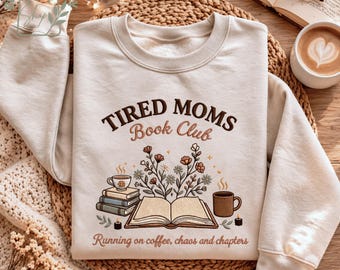 Felpa ricamata "Tired Moms Book Club", divertente felpa girocollo per mamme lettrici, maglietta "Coffee Chaos Chapters", regalo accogliente per amanti dei libri, maglietta per mamme appassionate di libri
