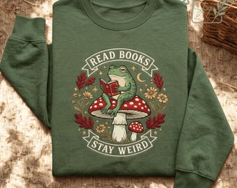 Felpa ricamata "Read Books Stay Weird", maglietta con rana e fungo, maglietta cottagecore a tema libri, regalo accogliente per lettori, maglietta frogcore, regalo per amanti dei libri