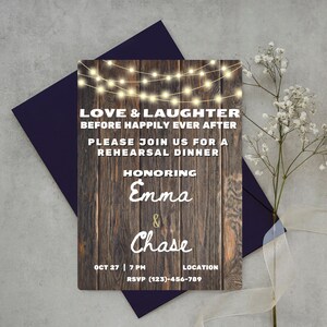 Pode incluir: Um convite para o jantar de ensaio com um fundo de madeira rústica e luzes de corda no topo. O convite diz "Amor e risos antes do felizes para sempre" e homenageia Emma & Chase. Inclui data, hora e informações de RSVP.