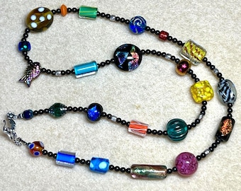 Collar de plata de ley, con perlas de cristal y vidrio soplado, dicroico y otros vidrios decorativos: DONACIÓN BENÉFICA