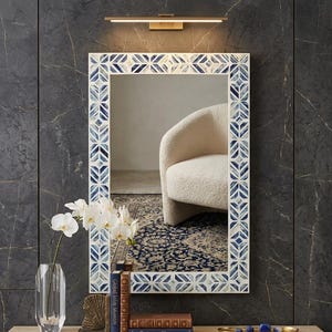 Espejo artesanal con incrustaciones de hueso, decoración de pared estilo boho azul, espejo de tocador con marco de madera.