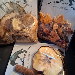 Może przedstawiać: Zestaw trzech ceramicznych kubków z nakrapianym, matowym wykończeniem. Kubki są w odcieniach kremu, jasnoszarym i ciemnoszarym. Każdy kubek ma prosty, minimalistyczny design, idealny do kawy lub herbaty.