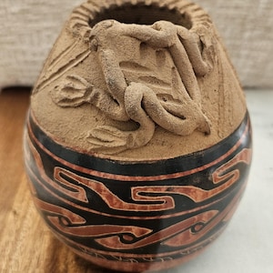 Rare Costa Rica San Vincente Pottery Frog Vase Carved Chorotega Folk Art  Cabinet Piece Late 20th Century Vintage