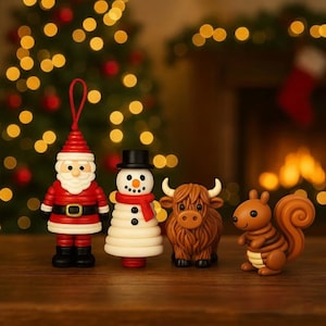 Puede incluir: Conjunto de adornos navideños que incluye un Papá Noel rojo y blanco, un muñeco de nieve con sombrero negro y bufanda roja, una vaca de las Tierras Altas marrón y una ardilla marrón. Ideal para la decoración navideña.