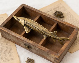 Estatueta de Esturjão em Latão | Ornamento Antigo de Peixe de Lagoa | Decoração de Mesa para Chá | Peixe Colecionável Vintage
