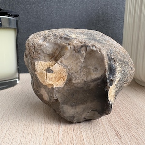 以下が含まれることがあります： 白い文字で「Welcome to our home」と書かれた素朴な木製の看板。 玄関の装飾に最適な、使い古したような仕上がりとシンプルなデザインです。