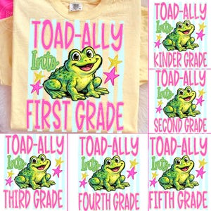Könnte beinhalten: Hellgelbes T-Shirt mit einer Grafik, die einen grünen Frosch und den Text "TOAD-ALLY Into FIRST GRADE" zeigt. Das Design umfasst rosa und gelbe Sterne und blaue Streifen.