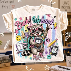 Puede incluir: Camiseta color crema con un mapache de dibujos animados con gafas, mochila y zapatillas. El mapache sostiene un cuaderno con "BIG PLANS". La camiseta tiene el texto "Bruh! Weback" en letras coloridas.