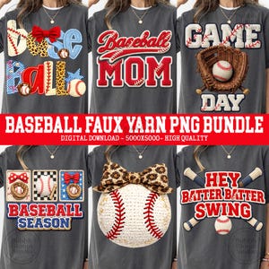 Può includere: Una collezione di sei magliette grigie con disegni a tema baseball. Le magliette presentano testi come "Baseball Mom", "Game Day" e "Hey Batter Batter Swing". I disegni incorporano palline da baseball, mazze e fiocchi. È presente anche il testo "Baseball Faux Yarn PNG Bundle".
