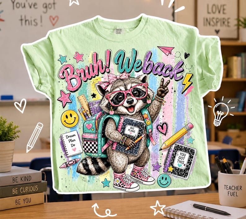 Puede incluir: Camiseta verde claro con un gr&aacute;fico de mapache con gafas, una mochila y zapatillas deportivas. La camiseta tiene el texto "Bruh! Weback" y otros gr&aacute;ficos escolares, incluyendo un l&aacute;piz, un cuaderno y estrellas.