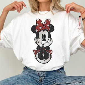 Camiseta vintage de Minnie Mouse, camiseta retro de Disney, camiseta con estampado de Minnie Mouse, camiseta desgastada de Disney, top clásico de Minnie con lazo de lunares. imagen 1