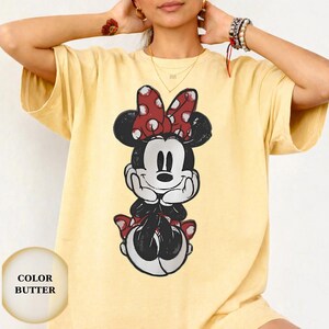 Puede incluir: Una taza de cer&aacute;mica blanca con un asa negra y el texto "But First, Coffee" en negro, con una fuente de estilo manuscrito. La taza est&aacute; sobre una superficie blanca.