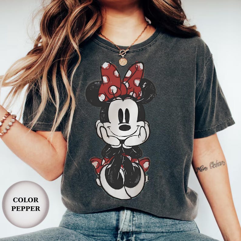 Puede incluir: Una taza de cer&aacute;mica blanca con asa negra y el texto "But First, Coffee" en negrita negra. La taza se encuentra sobre un fondo borroso, sugiriendo un ambiente acogedor.