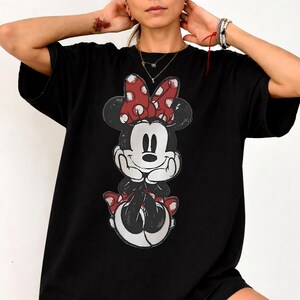 Puede incluir: Un juego de tres tazas de cer&aacute;mica con un acabado mate moteado. Las tazas son de color crema, gris claro y gris oscuro. Cada taza tiene un dise&ntilde;o simple y minimalista y un asa redondeada.