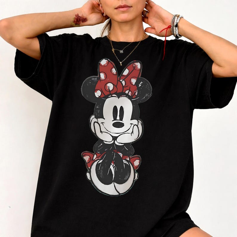 Puede incluir: Un juego de tres tazas de cer&aacute;mica con un acabado mate moteado. Las tazas son de color crema, gris claro y gris oscuro. Cada taza tiene un dise&ntilde;o simple y minimalista y un asa redondeada.