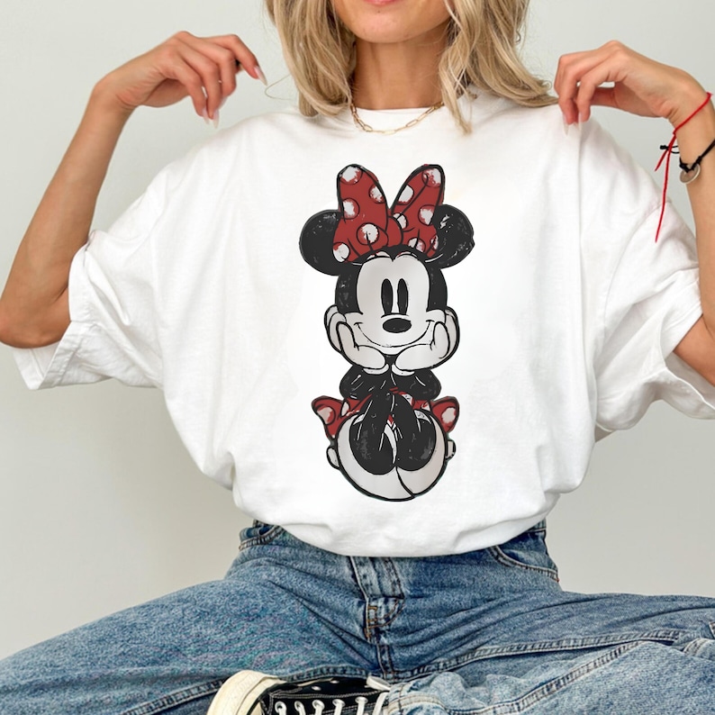 Camiseta vintage de Minnie Mouse, camiseta retro de Disney, camiseta con estampado de Minnie Mouse, camiseta desgastada de Disney, top clásico de Minnie con lazo de lunares. imagen 1