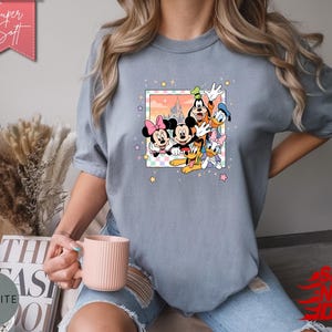 Może przedstawiać: Ręcznie robiony drewniany znak z napisem "Welcome to our home" w ozdobnej czcionce. Znak jest pomalowany na biało z efektem postarzenia i ma małe, dekoracyjne serce. Przeznaczony do użytku wewnątrz i na zewnątrz.