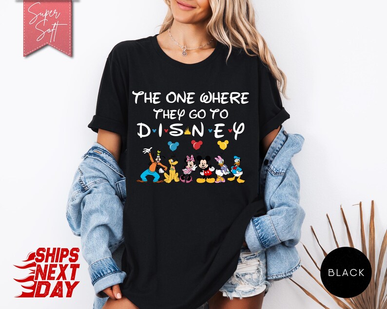 K&ouml;nnte beinhalten: Schwarzes T-Shirt mit dem Text "THE ONE WHERE THEY GO TO DISNEY" und Disney-Figuren. Das Shirt zeigt Goofy, Pluto, Minnie Mouse, Mickey Mouse und Donald Duck. Das Shirt hat auch die Worte "Super Soft" und "SHIPS NEXT DAY".