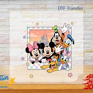 Może przedstawiać: Transfer DTF z Myszka Miki, Myszka Minnie, Goofym, Kaczorem Donaldem, Daisy Duck i Pluto. Postacie są w kolorowej ramce z tłem zamku i gwiazdkami. Tekst "DTF Transfer" znajduje się u g&oacute;ry.