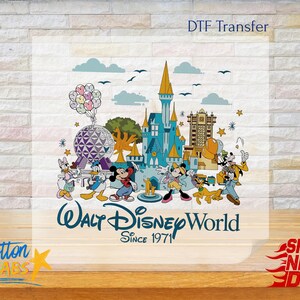 K&ouml;nnte beinhalten: Ein farbenfroher DTF-Transfer mit dem Walt Disney World-Logo und verschiedenen Disney-Figuren. Das Design umfasst Cinderella's Schloss, Spaceship Earth und andere Parksymbole. Der Text "Walt Disney World Since 1971" ist ebenfalls enthalten.