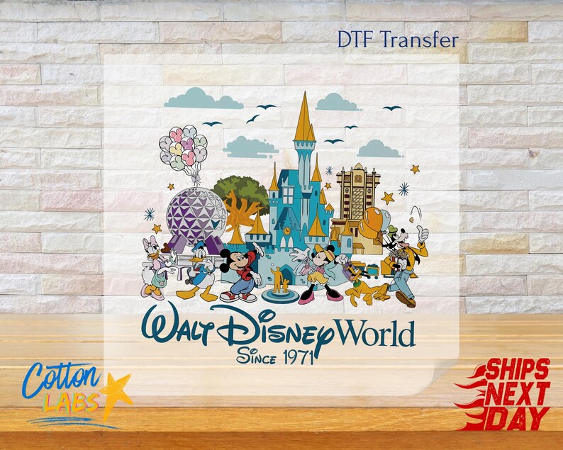 K&ouml;nnte beinhalten: Ein farbenfroher DTF-Transfer mit dem Walt Disney World-Logo und verschiedenen Disney-Figuren. Das Design umfasst Cinderella's Schloss, Spaceship Earth und andere Parksymbole. Der Text "Walt Disney World Since 1971" ist ebenfalls enthalten.