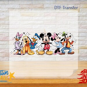 Puede incluir: Transferencia DTF con una colorida ilustraci&oacute;n de personajes de Disney: Daisy, Pluto, Pato Donald, Mickey Mouse, Minnie Mouse y Goofy. La imagen incluye el texto "DTF Transfer" y el logotipo de Cotton Labs.