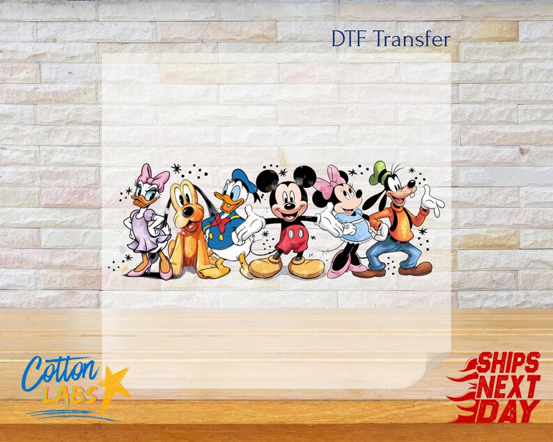 Puede incluir: Transferencia DTF con una colorida ilustraci&oacute;n de personajes de Disney: Daisy, Pluto, Pato Donald, Mickey Mouse, Minnie Mouse y Goofy. La imagen incluye el texto "DTF Transfer" y el logotipo de Cotton Labs.
