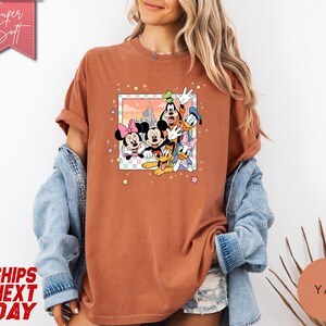 Retro Mickey and Friends Signatures Shirt, Vintage Disney Graphic Tee, Family Matching Disney Lover Gift, Nostalgic Mickey Mouse T-Shirt zdjęcie 7