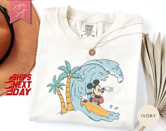 Camiseta de verano Comfort Colors® Mickey, camiseta de verano Disney, camiseta de Mickey surfeando en la playa